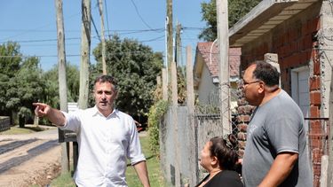 ASFALTOS. En su recorrida, Federico Achával dialogó con los vecinos.