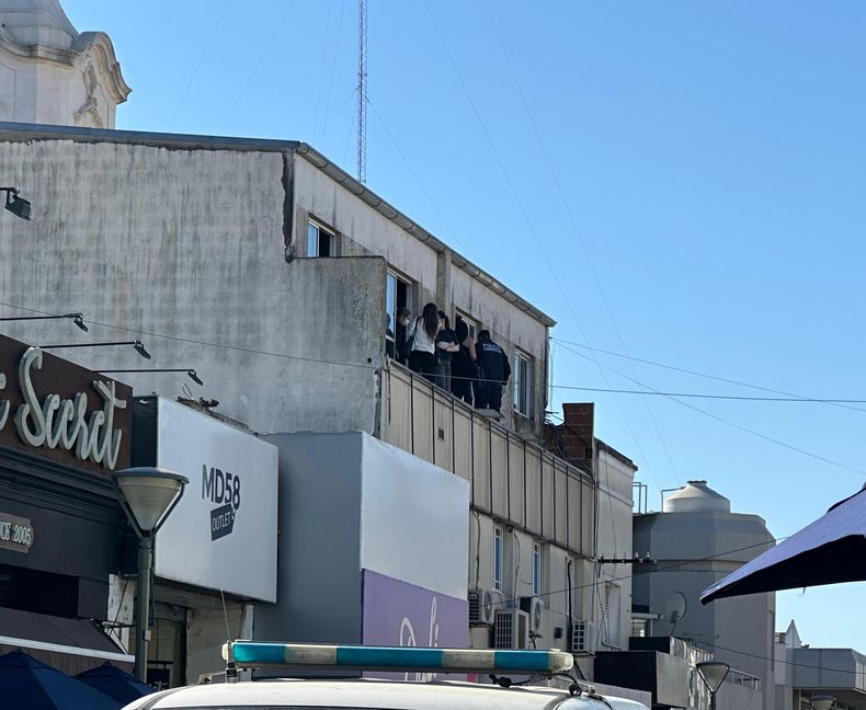 RIVADAVIA 757. Peritos trabajan en el departamento donde fue hallado el cuerpo de la víctima y su homicida.&nbsp;