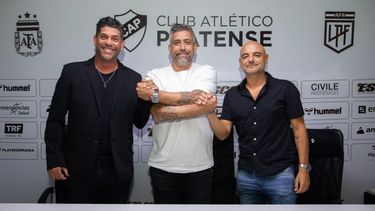 Sergio Gómez y Favio Orsi junto a Sebastián Ordóñez, presidente de Platense.