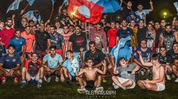 San Patricio y el banderazo de sus hinchas e inferiores en el entrenamiento del jueves.