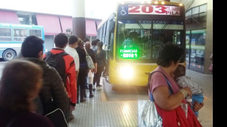 ARRIBA. Entre la bronca y la resignación, los pasajeros pagaron las nuevas tarifas..