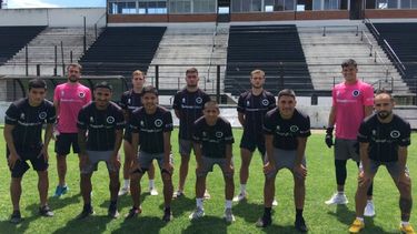 CARAS NUEVAS. Atrás: Emerson Correa, Juan Manuel Sánchez de León, Javier Arias, Juan Bautista Sánchez de León y Alan Sosa; Adelante: Lucas Ríos, Agustín Casco, Facundo Ríos, Juan Bautista Miritello y Maximiliano Laso.. Foto: Prensa Real Pilar