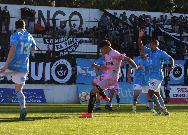 Camargo se prepara para definir y poner el 2-1 agónico para Real Pilar ante los defensores del CADU.