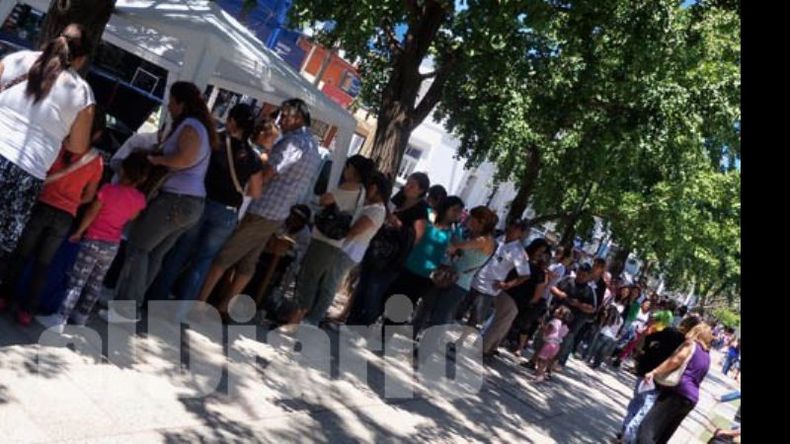 Recuerdo de verano, las largas colas para acceder a la SUBE..