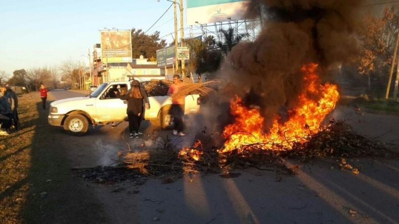 FUEGO. Quema de ramas para cortar el paso vehicular..