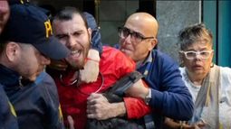 ASFIXIA. Así se llevaba la policía a Santiado Adano el miércoles. Debió ser atendido por el SAME. &nbsp;