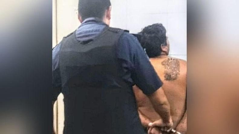 El violento sujeto fue detenido a pocos metros del lugar del ataque. .