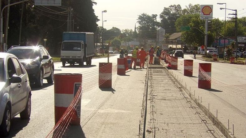 TRABAJO. El freno a las obras de la ruta 8 dejó a 800 obreros desempleados. .