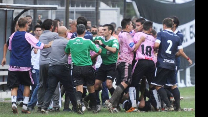 (Heva). Tumulto colectivo. El final del partido dejó empujones, patadas, piñas y expulsados..