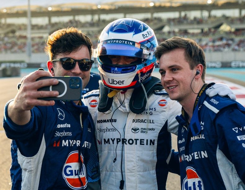 ¿Despedida? Franco Colapinto con los asistentesde Williams.