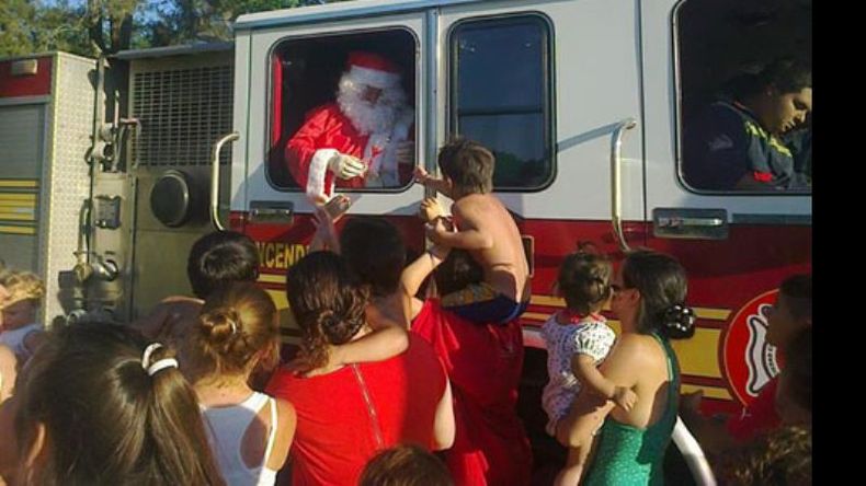 El sábado, Papá Noel pasó por Fátima y Manzanares repartiendo dulces en el autobomba..