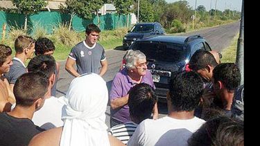 Abbeduto dando explicaciones a los jugadores, sin lugar para entrenar..
