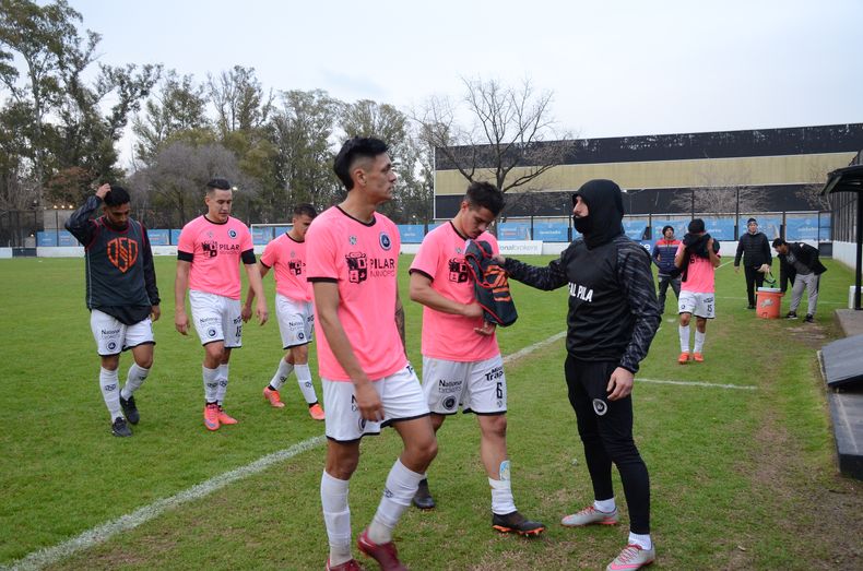 PREOCUPADOS. Los jugadores de Real salen de la cancha tras sufrir una nueva derrota.