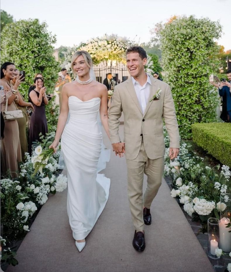 BODA ROMÁNTICA. La ceremonia religiosa se realizó en un altar montado al aire libre y rodeado de flores blancas.&nbsp;