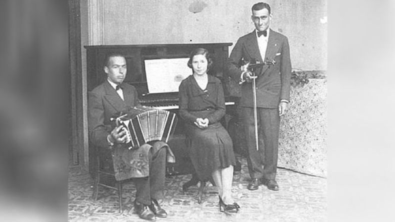 Año 1935. Concierto en la Escuela Nº 11 de Derqui. José Natalio Perosio (bandoneón), Irma Sciaccaluga (piano) y Agustín Bastita (violín)..