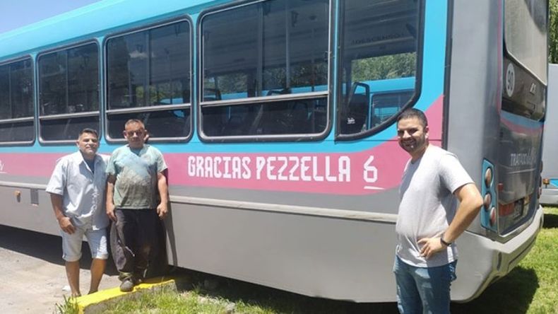 HOMENAJE. Leandro, Gabriel y Juan, los choferes de la 501 en la unidad “Pezzella”..