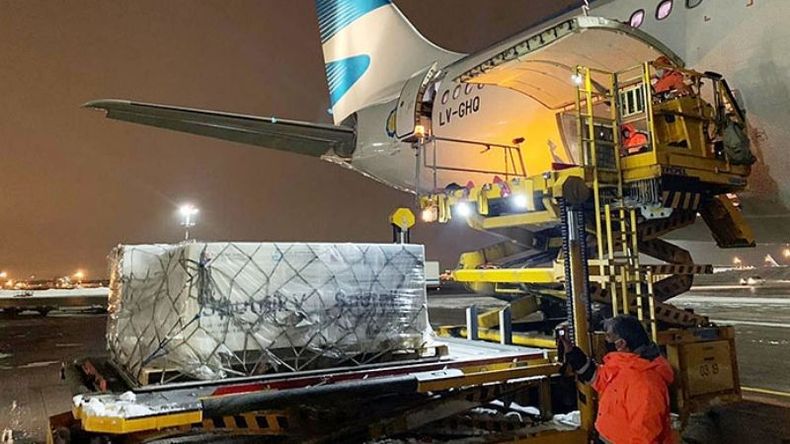 DESPEGUE. El avión de Aerolíneas con la segunda dosis ya vuela de vuelta al país. .