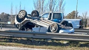 VUELCO. El Chevrolet Onix quedó tumbado sobre el puente de la Ruta 6.
