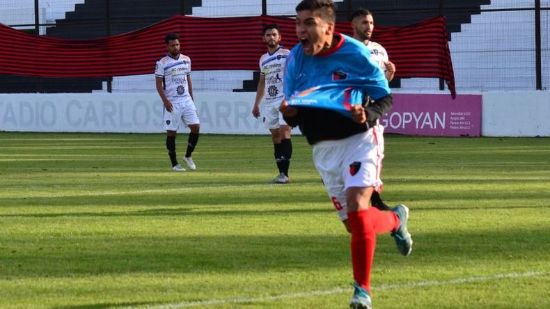 GRITALO CHUCKY. Sotelo marcó de penal y lo festeja con todo. Derqui tuvo un buen debut. Foto. Fredy Caballero..