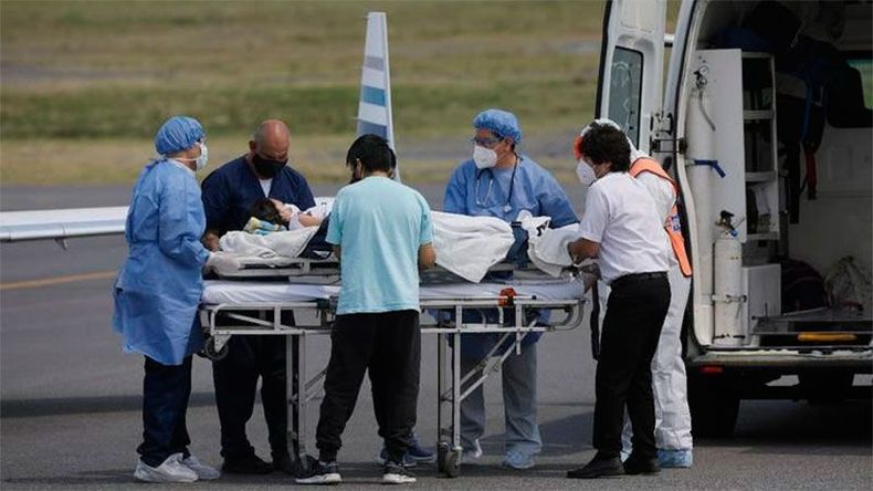 AVIÓN. Abigail llegó hoy al aeropuerto de San Fernando y desde allí fue llevada al Austral. .