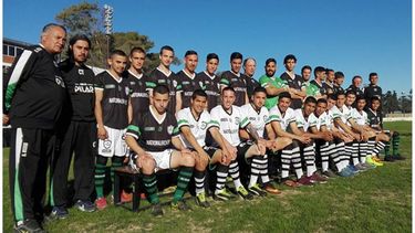 TITULAR BLANCA, SUPLENTE NEGRA. El plantel durante la presentación de la camiseta..