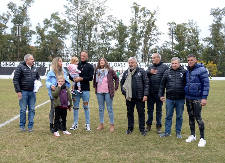 Maximiliano Lara junto a su familia, dirigentes y el técnico Gabriel Torres.