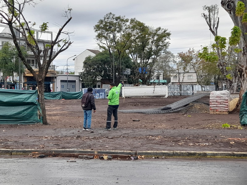 Los trabajadores municipales, esta semana, en plena tarea de remodelaci&oacute;n de la Plaza Basabe.&nbsp;