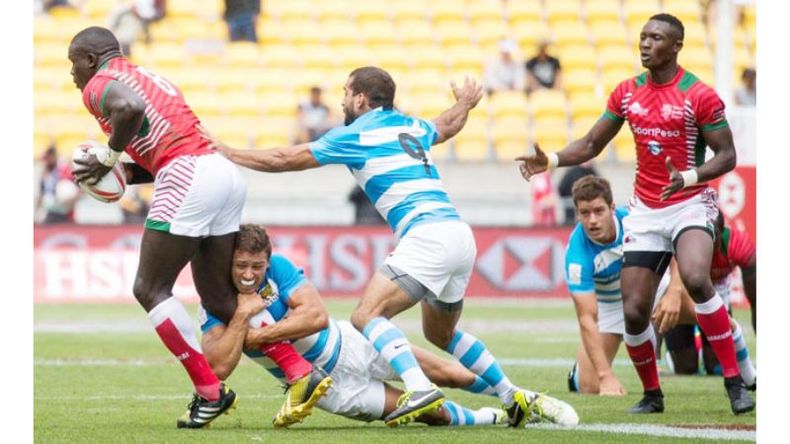 Sábato Negro. Un try de Franco Sábato (en la foto realizando un tackle) le permitió a Los Pumas 7’s terminar de la mejor manera el seven de Nueva Zelanda. Si bien no pudieron meterse en la lucha por el título de la Copa de Oro por la derrota ajustada con Canadá, vencieron a los All Blaks 17-12 en su casa, para quedarse con el quinto puesto en Wellington. El wing de Alumni fue el que consiguió la conquista clave..