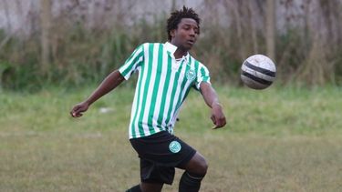 CUARTETO. Mosquera fue la gran figura de Abrojal, al marcar los goles del 4-0 sobre Grand Bourg..