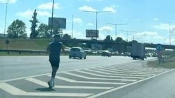 Así no: un hombre fue fotografiado mientras entrenaba en plena autopista Panamericana, a la altura del kilómetro 49 del ramal Pilar.