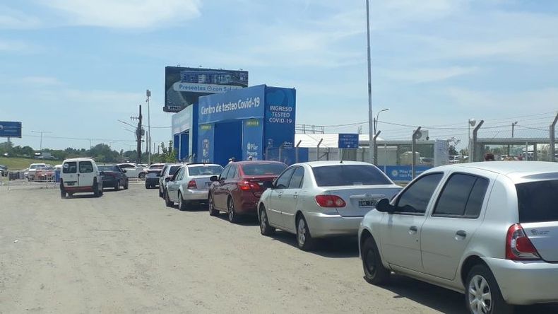 A LA COLA. Largas filas en el centro del kilómetro 46..