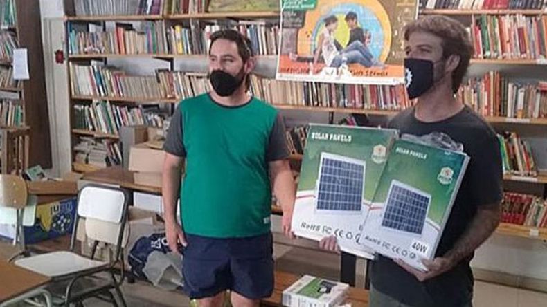 POR LA BIBLIO. Meses atrás, el músico Ale Kurz, de El Bordo, sorteó su guitarra a beneficio de los proyectos de la Biblioteca Palabras del Alma. Esta semana se acercó a la entidad de Peruzzotti para llevar unos paneles solares donados por Damián, un fan de la banda. Pronto serán colocados en la comunidad guaraní de Misiones. .