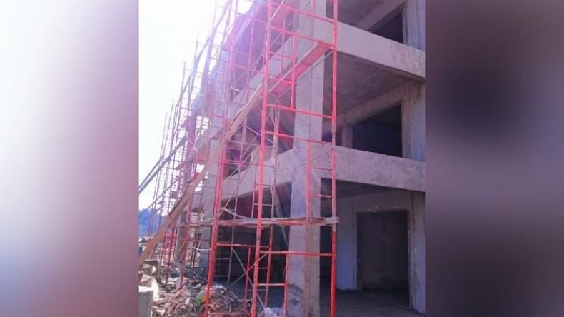 El hombre de 41 años cayó de la terraza de un edifico en construcción de dos pisos. .