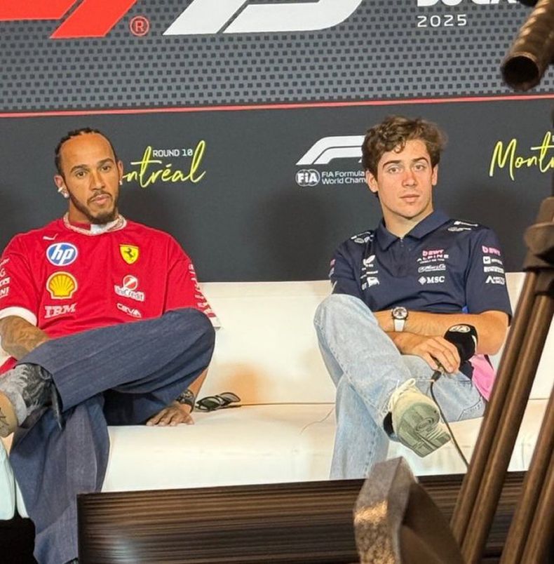 PREVIA. Colapinto junto a Hamilton durante la conferencia de prensa.