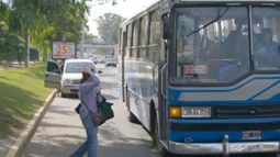 Trenes y colectivos subirán 50 centavos por mes
