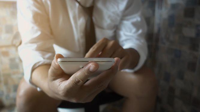 Celular en el baño: ¿Por qué no llevarlo allí?