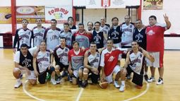UNIDOS. Los planteles de Atlético y Lanús posaron juntos para la foto. .