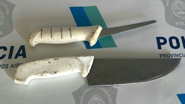 Los cuchillos utilizados para el ataque fueron descartados en una zanja por los involucrados en la pelea. .