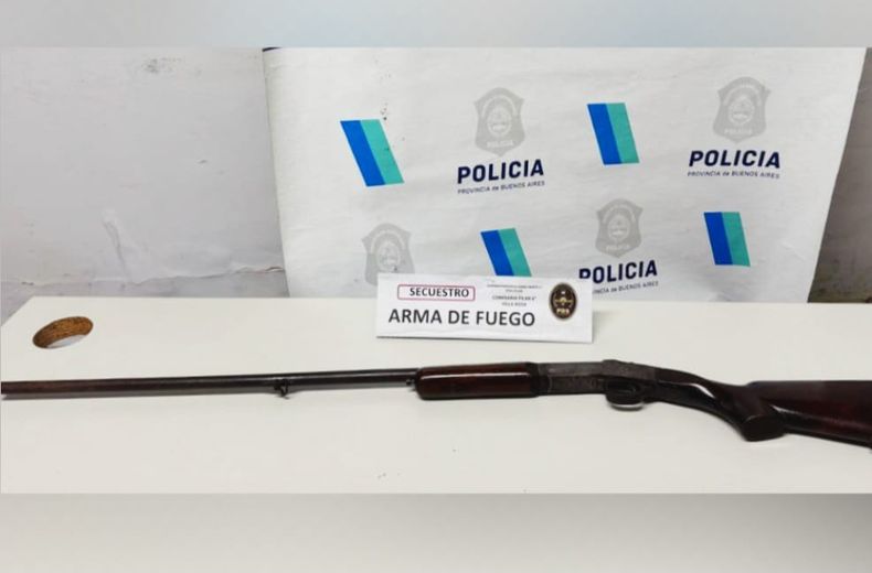 El arma utilizada para amenazar a los vecinos fue secuestrada en la casa del detenido.&nbsp;