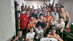 FESTEJO. Los jugadores de Juventud Unida felices en el vestuario por su primer triunfo.