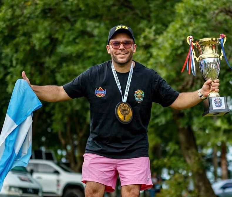 Cartón Petrina con la Copa y la bandera de Argentina en su coronación.