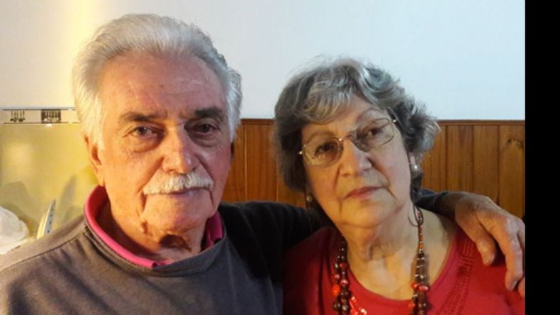 DOBLE FESTEJO. Matrimonio compuesto por David y Velia Lagomarsino. Cumplieron nada menos que 59 años de casados y, además, Velia celebró sus 81. Sus hijos, hermanos y nietos los acompañaron en este doble festejo..