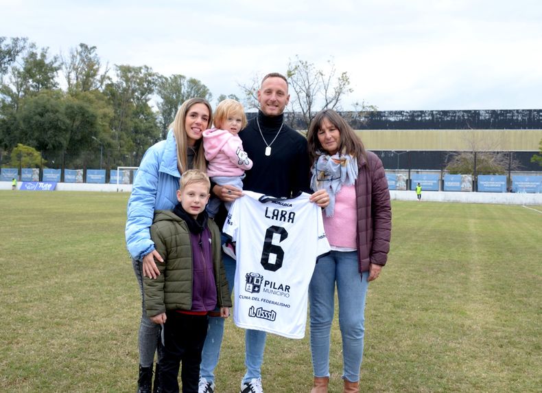 GRACIAS RUSO. Lara posa con la camiseta junto a su familia.