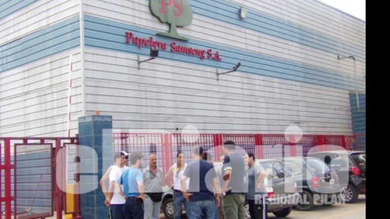 Los trabajadores se turnaron para protestar durante todo el día frente a las plantas en conflicto..
