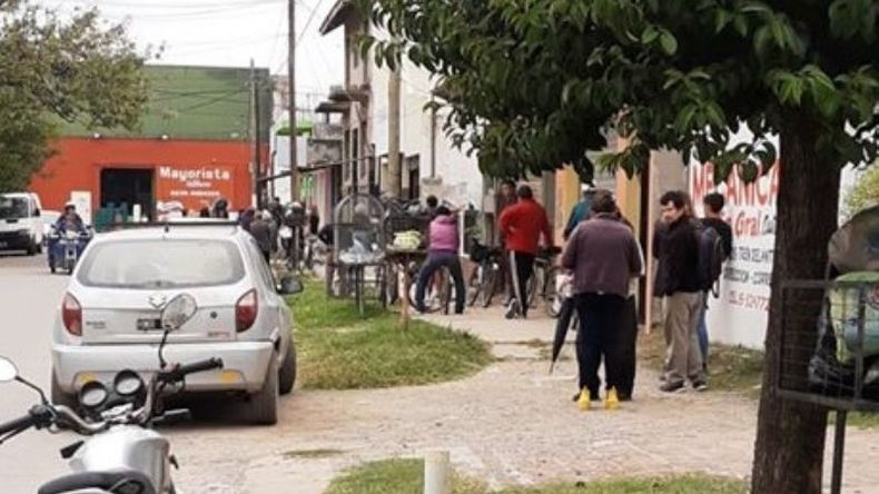 Fila de más de una cuadra en Presidente Derqui..
