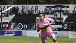 GOLAZO. Valentín Mancini festeja su tanto, tras gran habilitación de Valentín Gelos. Fue el 1-0 de Real Pilar ante Arsenal.&nbsp;