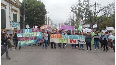 LUCHA. Alumnos del ISFD 51 reclamaron en la calle contra el cierre de carreras..