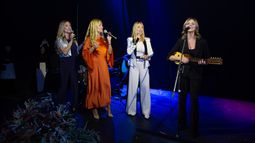 Las Trillizas de Oro cantando junto con Marcela Morelo durante la cena de Fundación ProSalud.