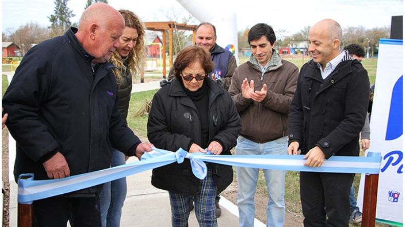 CORTE DE CINTA. Ducoté y compañía, ayer, durante la inauguración..