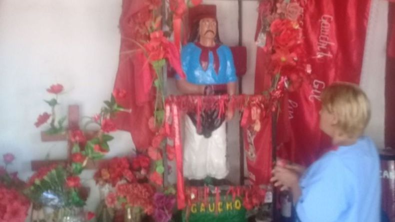 Una fiel ante la imagen del Gauchito Gil.
